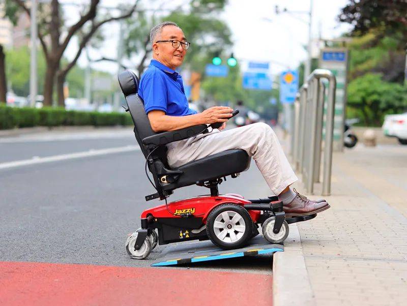 普拉德pridejazzy6轮电动轮椅上斜坡板六轮设计稳定性更强