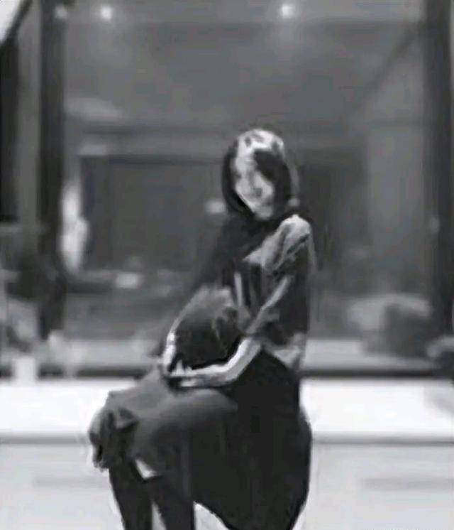 原创谢娜首公开小女儿百天照，谢娜四肢纤细挺大肚，小咘芽肉嘟太可爱