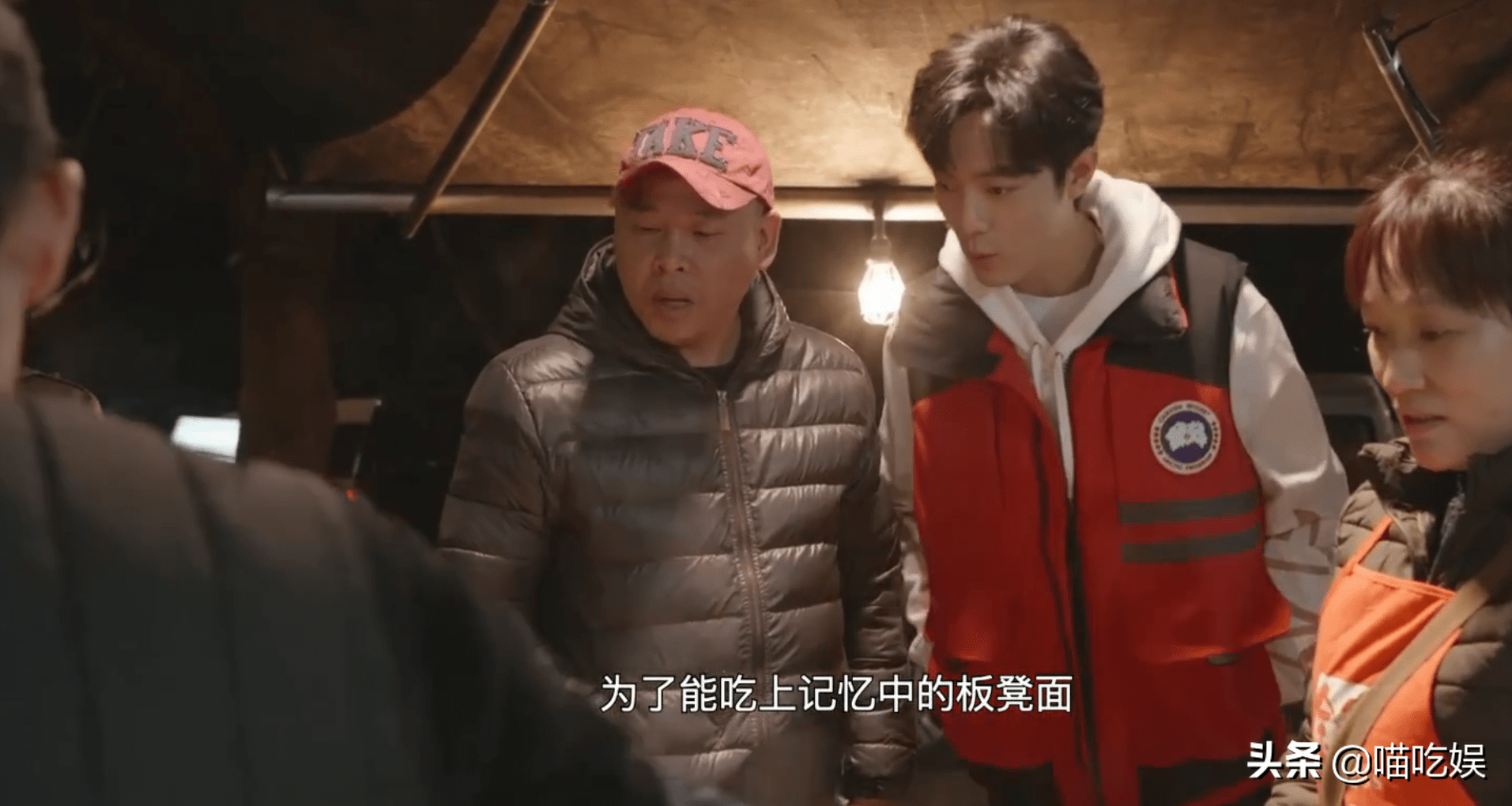 原创肖战凌晨坐马扎吃板凳面看到他用的餐桌这才是顶流该有的样子