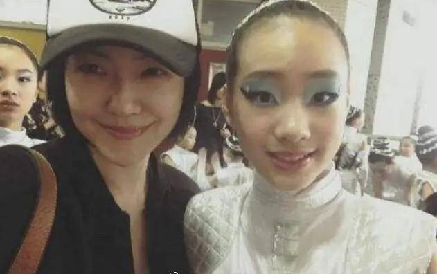 小S女儿许曦文剪短发,高级感酷似妈妈
