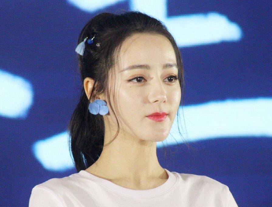 原创迪丽热巴生图引热议28岁皮肤状态好的不像话看清腿围我酸了