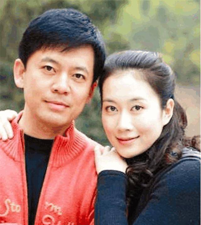 他是优秀演员何政军,相伴29年妻子原来是她,怪不得不传绯闻_范雨_演艺