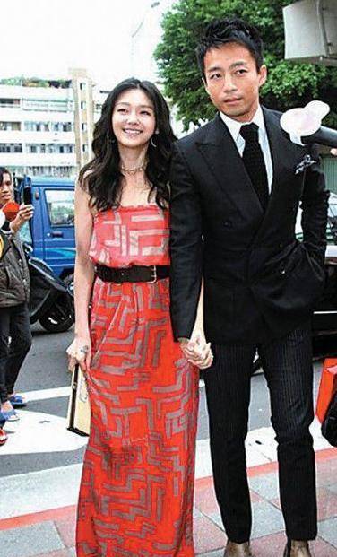 原创汪小菲大s结婚10周年大s手戴两颗鸽子蛋出镜汪小菲太豪了