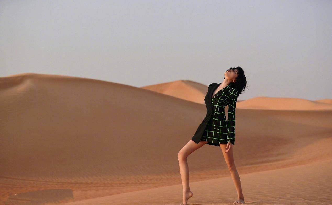 张蓝心的时尚真猜不透,直接健美裤走机场,想秀177的长腿太明显_好身材