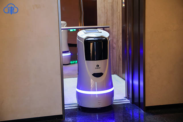 我的机器人朋友前方高萌领路送物还能撒娇智能酒店打工人开工