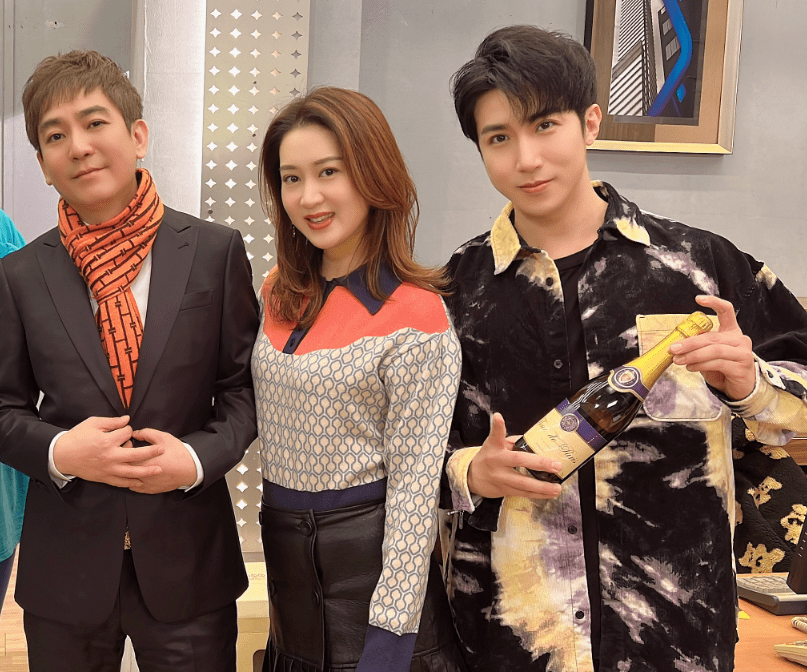 从2002开始,华女就已经成为了广东电视台的签约艺人,一直以来都有网友