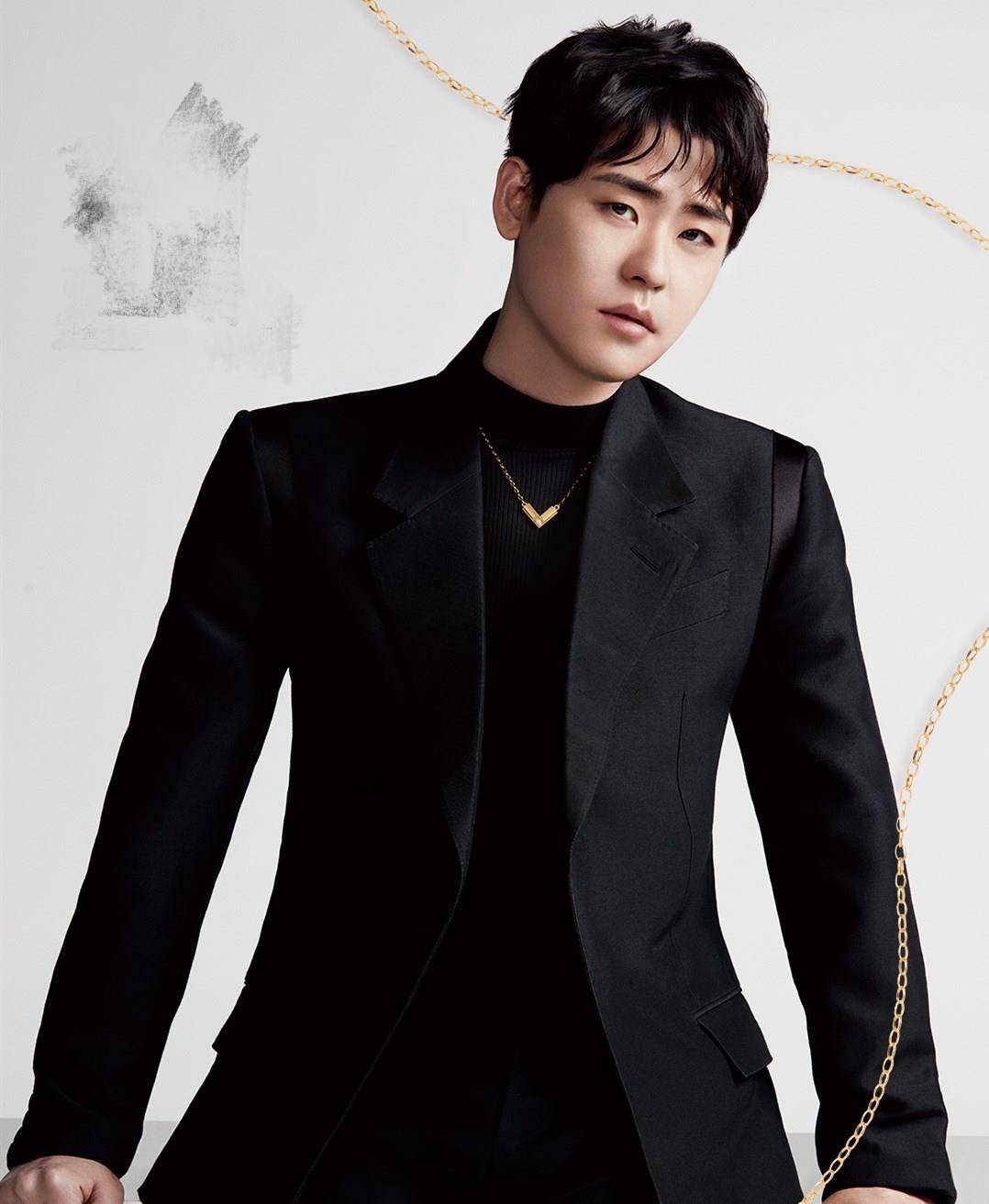 原创28岁张云雷近照曝光脸部变胖似发面馒头留狗啃刘海被指像大妈