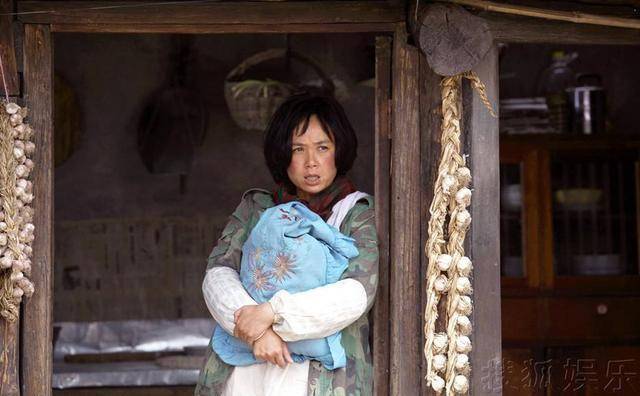 《最爱》里她"骑猪"来扮演疯癫的泼妇,还差点被摔断腿,蒋雯丽很拼.