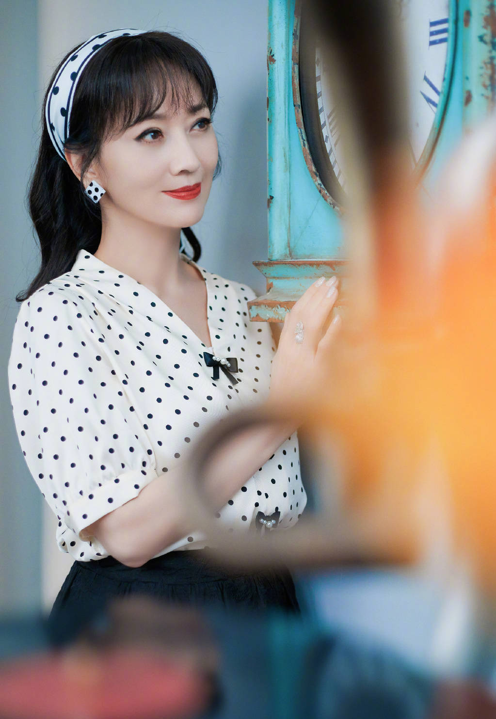 赵雅芝晒最新写真大片穿过膝长裙造型复古吸睛