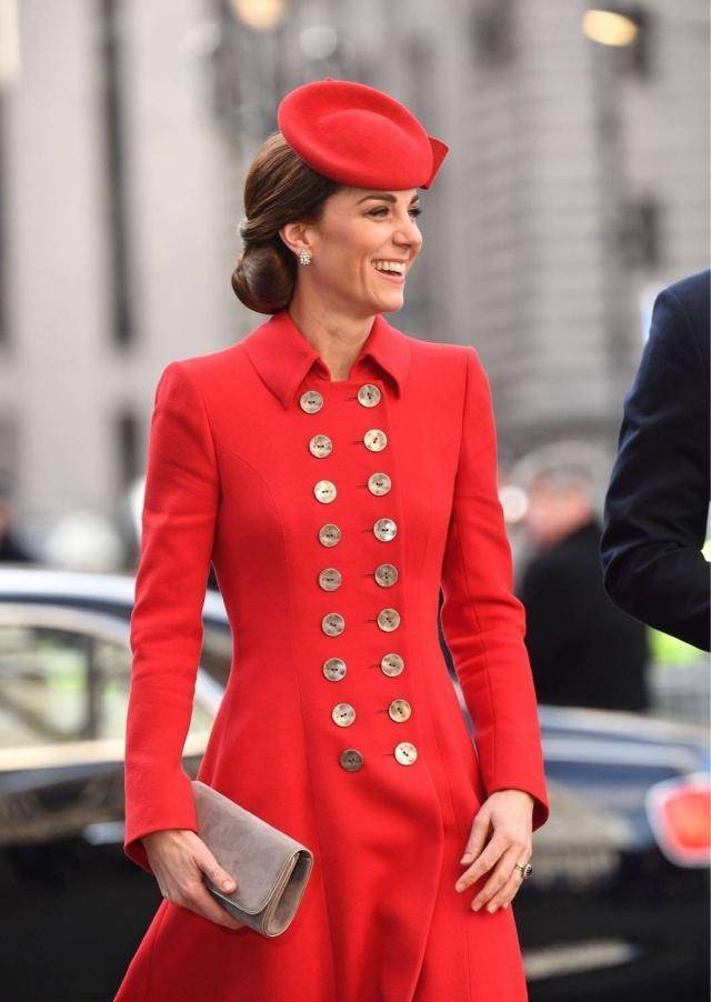原创             王室纪念日，梅根清新白造型低调抢风头，凯特大气中国红裙遇对手