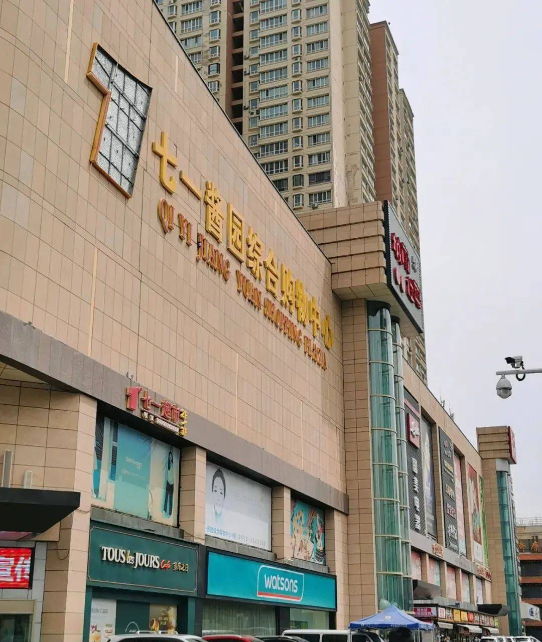 吐鲁番最大的购物中心图片