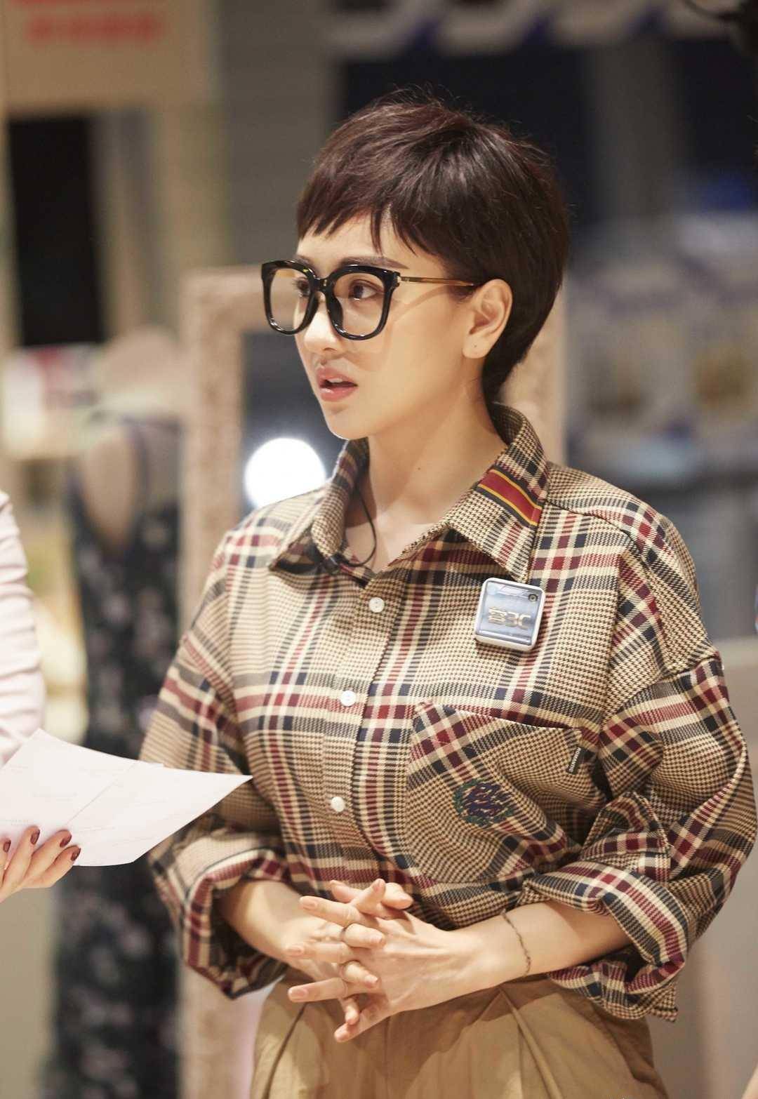 杨蓉剪超短发变"假小子",格纹衬衫配收脚裤中性飒爽,美得惊艳_部分_的