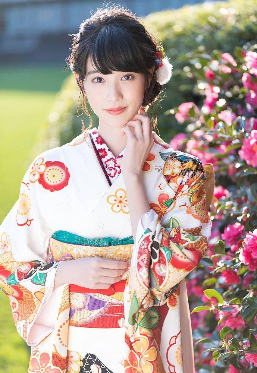 她貌美如花,肌肤娇美,身材也不错,18岁的高桥光宛如天生就是为明星而