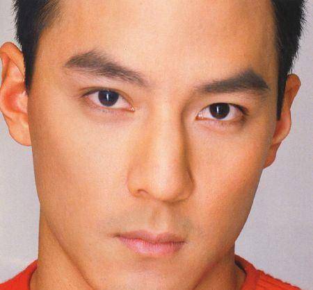 原创46岁吴彦祖惨变苏大强还好女儿美得惊艳7岁就有超模大长腿