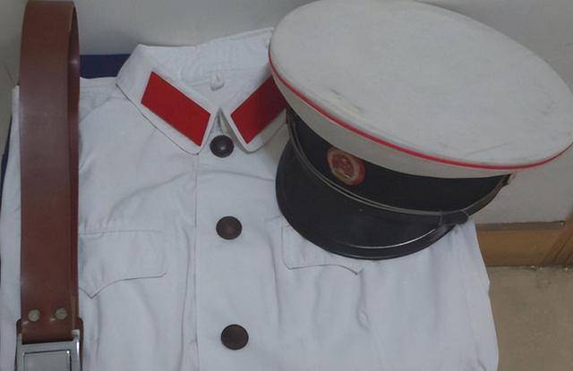 中国警察队伍,使用了23年的白色警服,为什么1984年时撤销了?