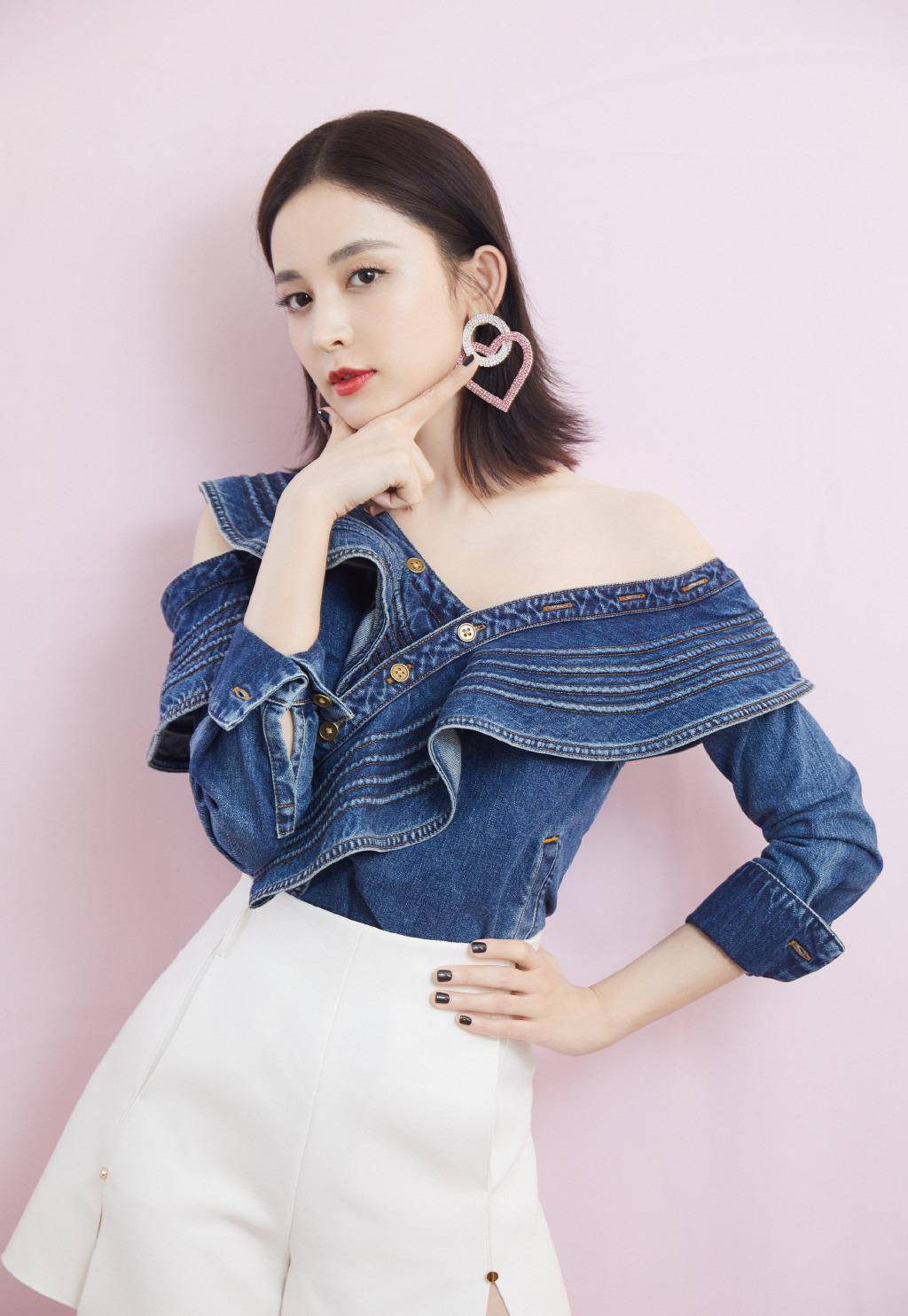 不得不说,古力娜扎真的太会穿了,简简单单就穿出妥妥的少女感,下面