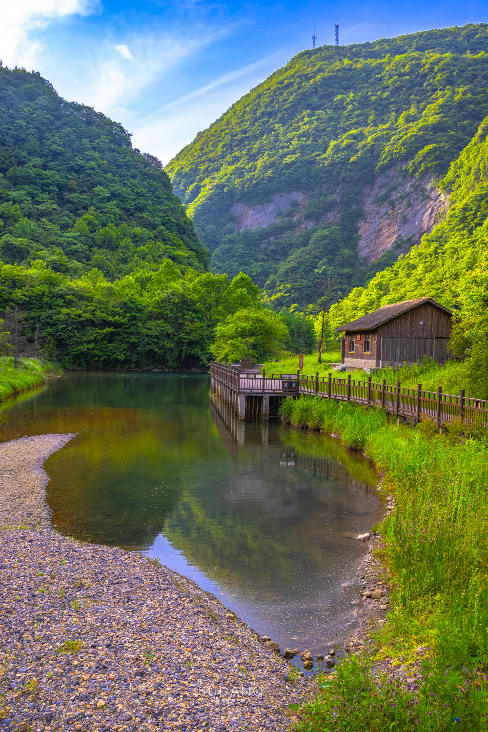 龍橋河景區位於奉節和恩施的交界處,是重慶自然風光中的一大奇觀.