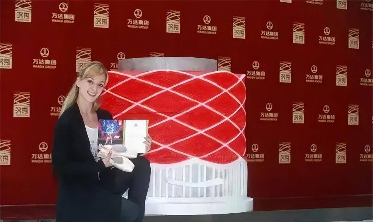 俄罗斯美女远嫁成都,追随丈夫来中国打拼,异国眷侣连登4年春晚_唐琮洋