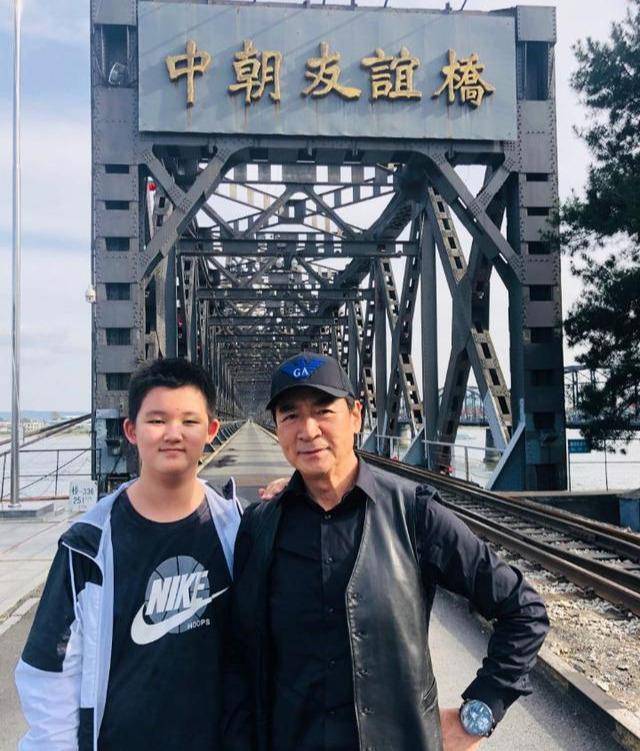 原创寇振海全家照曝光12岁儿子与他一样高小20岁娇妻非常显老