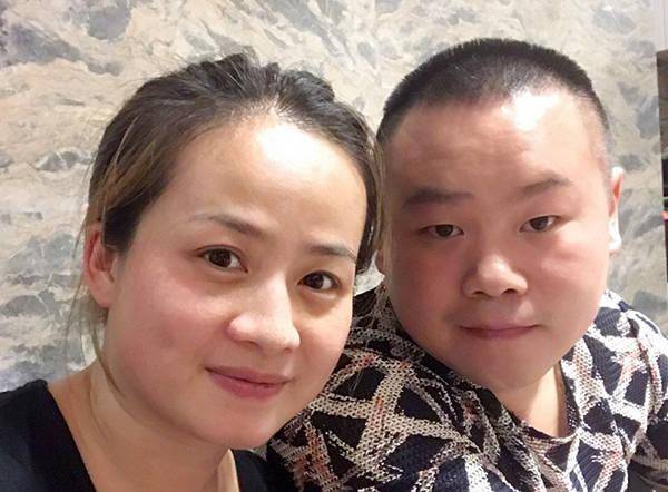 原創岳雲鵬妻子曬住院手環報平安結婚十年恩愛十足兩人很有夫妻相