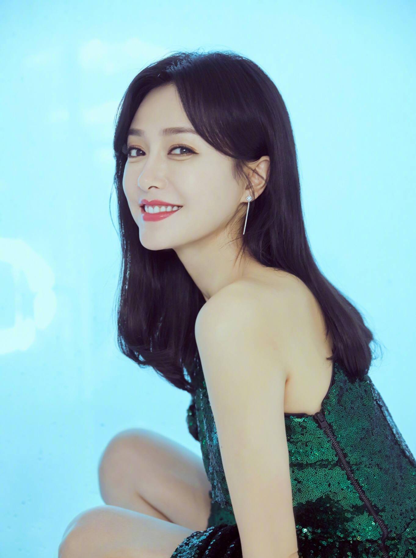 原创40岁的秦岚永葆20岁容颜穿抹胸长裙惊艳众人真是过分美丽