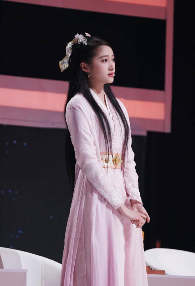 网友:这个造型让我想到了最后的赢家,关晓彤古装