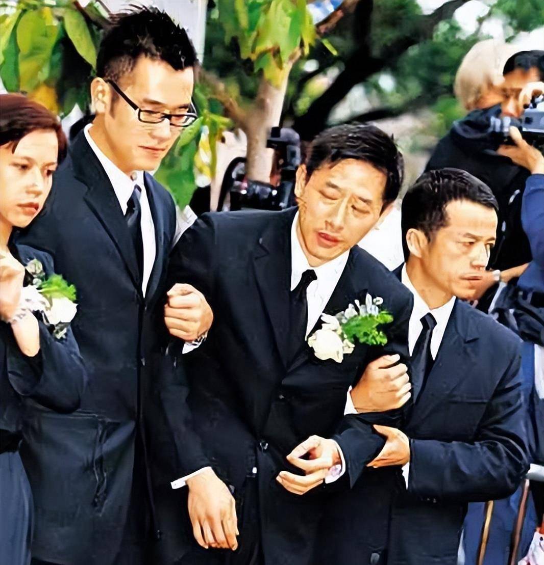 张国荣,一代巨星从升起到陨落(2):同性恋人唐鹤德_香港殡仪馆_灵堂_首