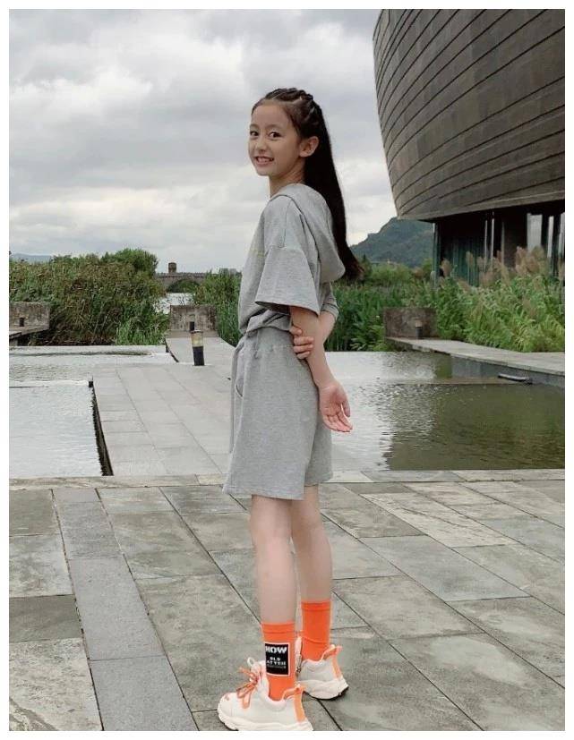 原創最美童模裴佳欣9歲為秀腿穿半腿襪凹出的長腿是真實存在的