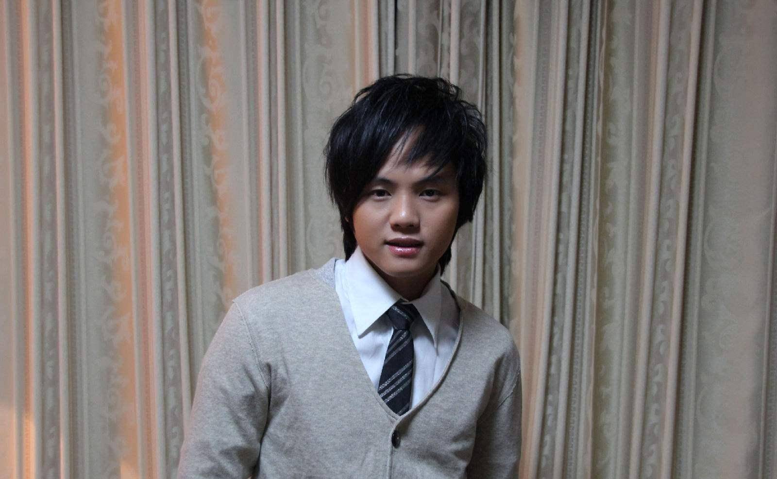 原创19岁郑源依靠唱歌一天可以挣一万元却没有人说耍大牌