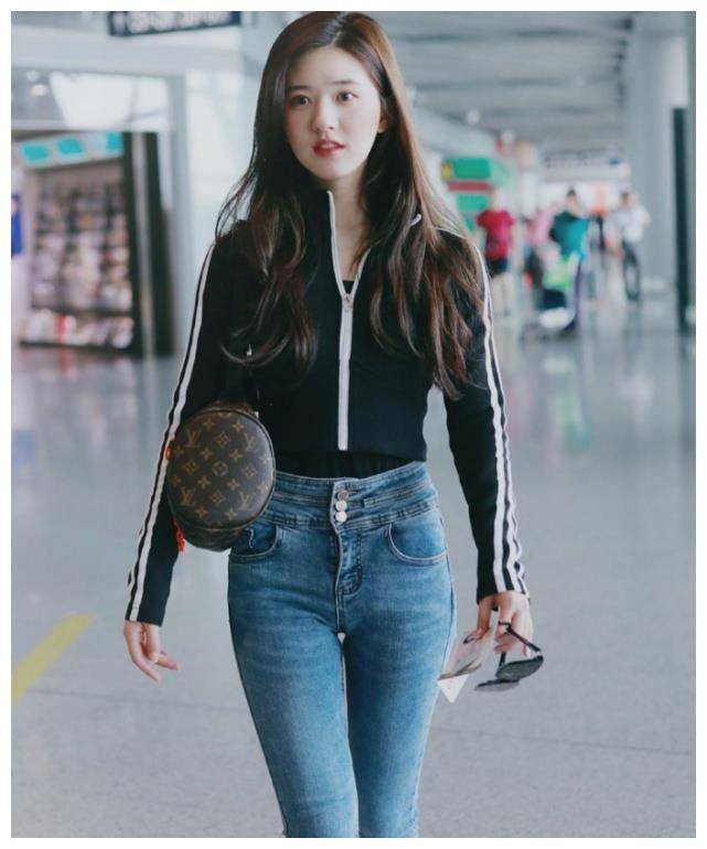 原创赵露思晒男友视角穿包臀裙用煎蛋涂鸦的地方意外成焦点