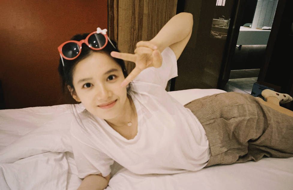 张婧仪戴墨镜卧床拍美照 素颜出镜皮肤光滑状态佳