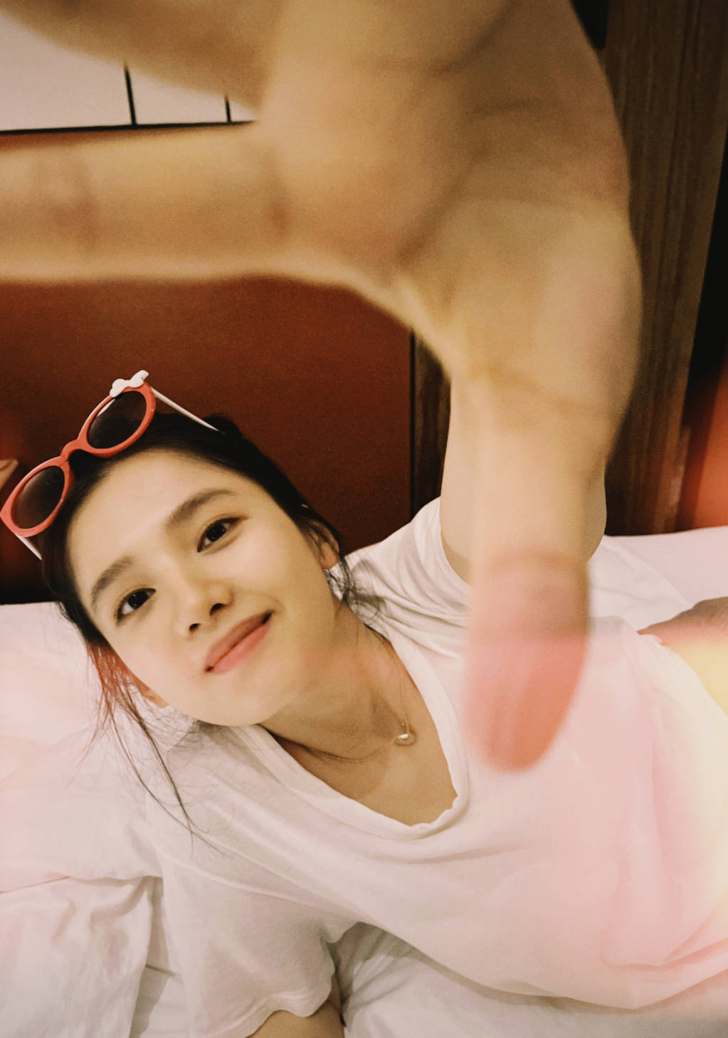张婧仪戴墨镜卧床拍美照 素颜出镜皮肤光滑状态佳