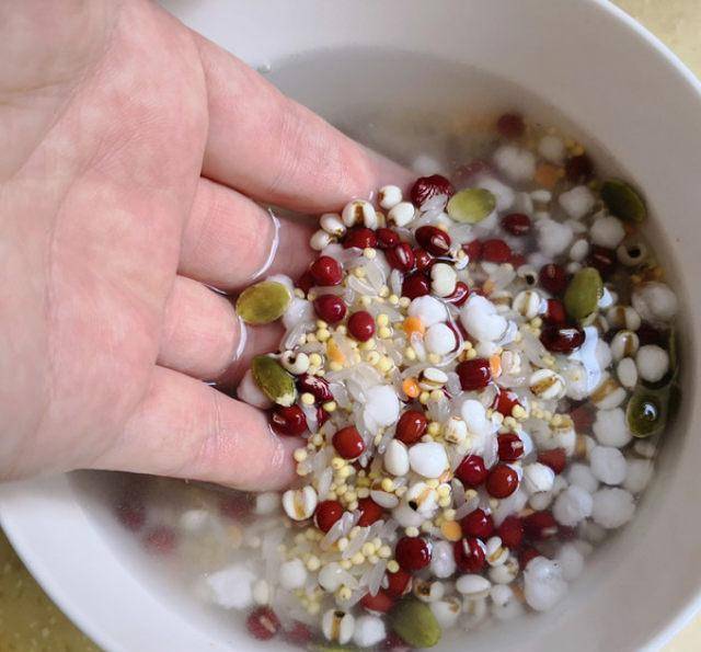 放在一个碗里,做法步骤:原料:大米,大黄米,红小豆,薏仁米,西米,红扁豆