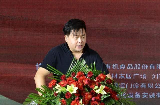 梁金安出席电影《咱们村来了贴心人》首映新闻发布会_扶贫_新乡_故事