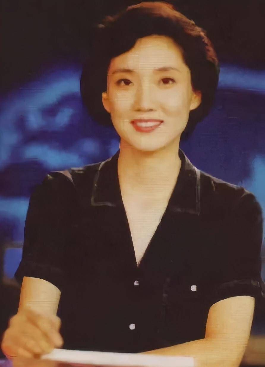 原创电视主持李修平近态曝光红唇亮眼身材吸睛却被指膝下无娃可悲