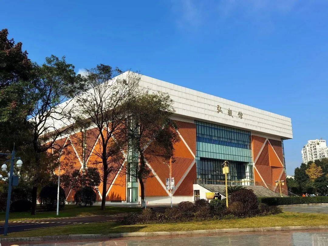交通职业技术学院是公办全日制普通高等学校,隶属于四川省交通运输厅