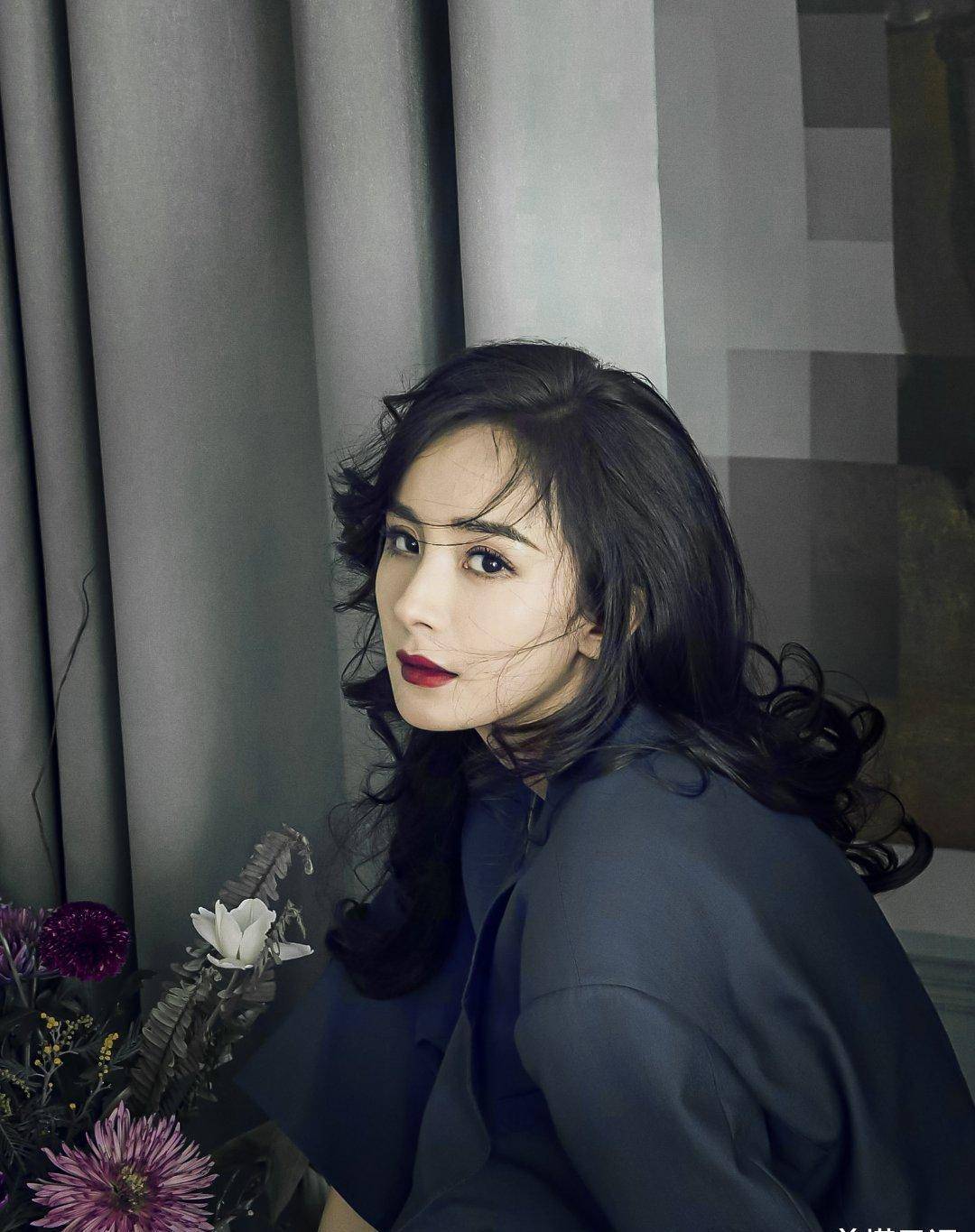 杨幂最新时尚大片:时尚红唇 6套复古华服,是妩媚优雅的gucci女神_look