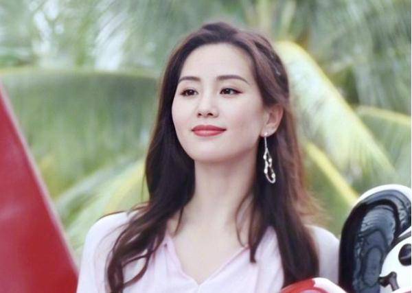 刘诗诗真人长啥样33岁已婚已育与路人同框对比太真实