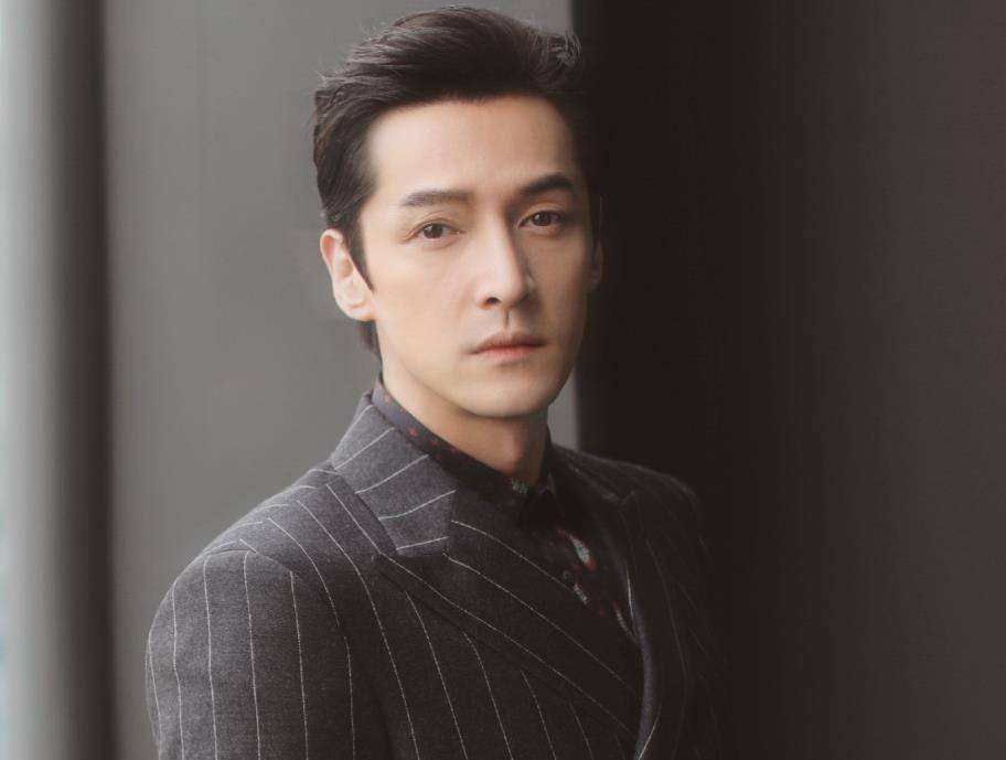 胡歌活动生图曝光离开了工作室的精修真实颜值一目了然