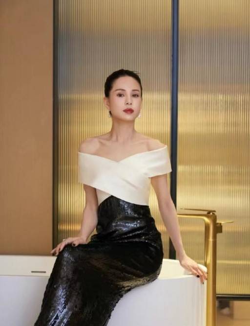 55岁李若彤的美，是“自律”给的