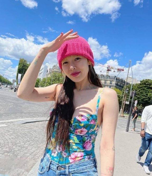 据韩媒报道,本月27日,歌手金泫雅(金铉a)通过其sns上传了几张包含其