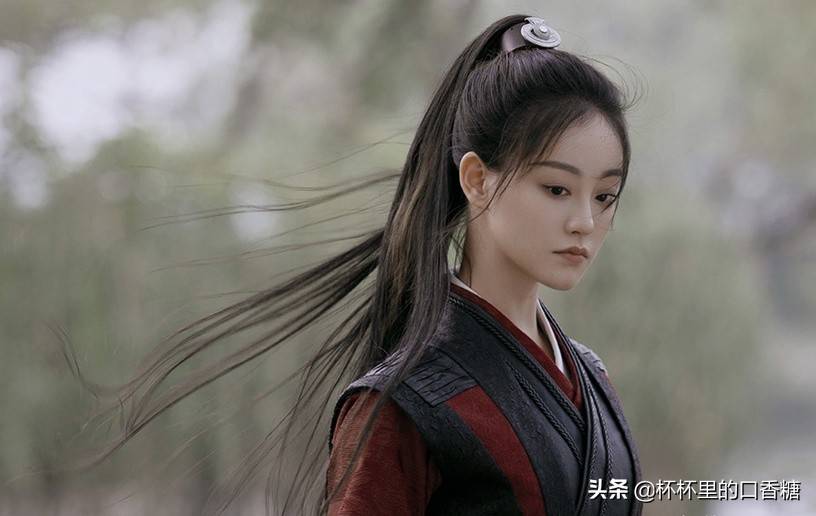 她在《遇龙》演了四个角色,造型十分百变,婢女装,嫔妃装,军装都好看