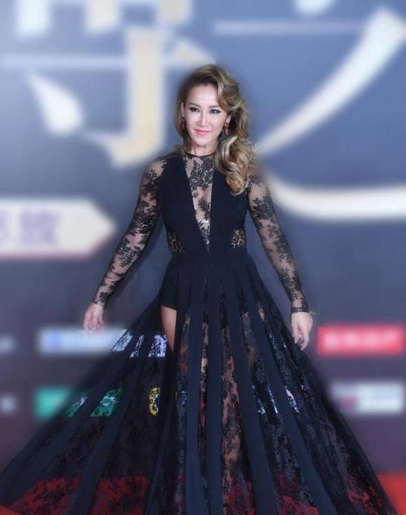 原创李玟coco才是时髦女王玫红色高时尚长裙尽显身材美得高级