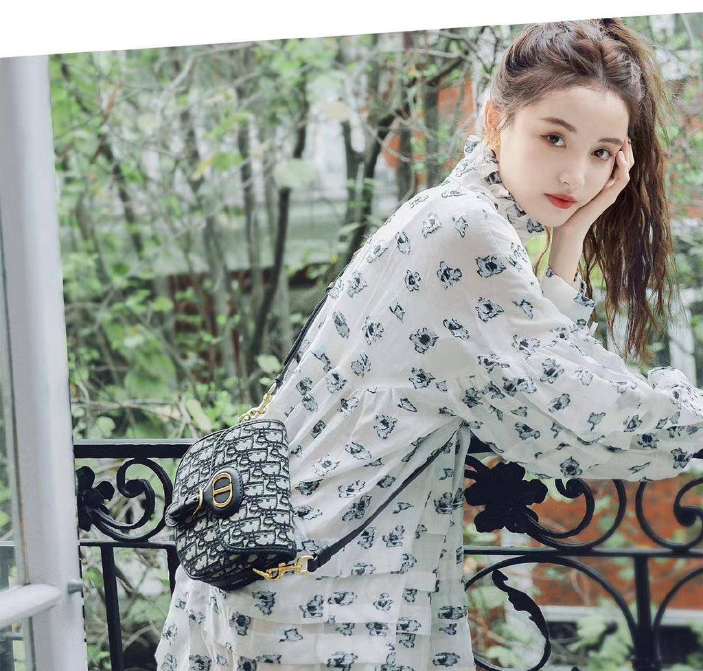 一开始很多人说林小宅的穿搭就是维持少女感的秘诀,常年穿着碎花小