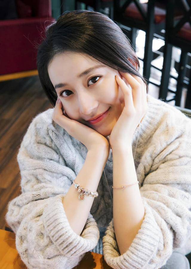 张豆豆分享落日美景大长腿很吸睛恋情消息传出网友送祝福