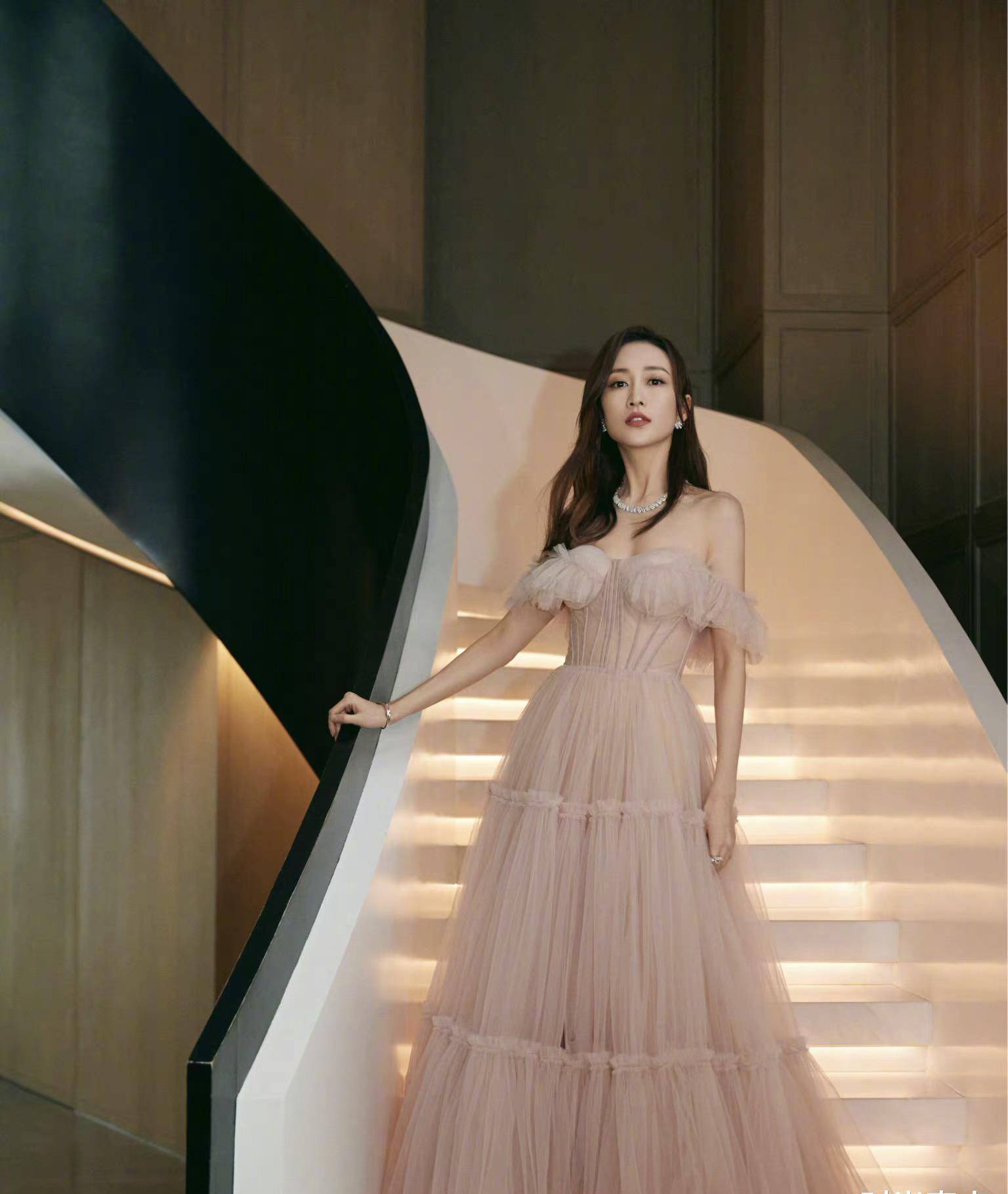 原创王鸥浪姐2上人气旺时尚长裙气质优雅高挑身材锁骨明显