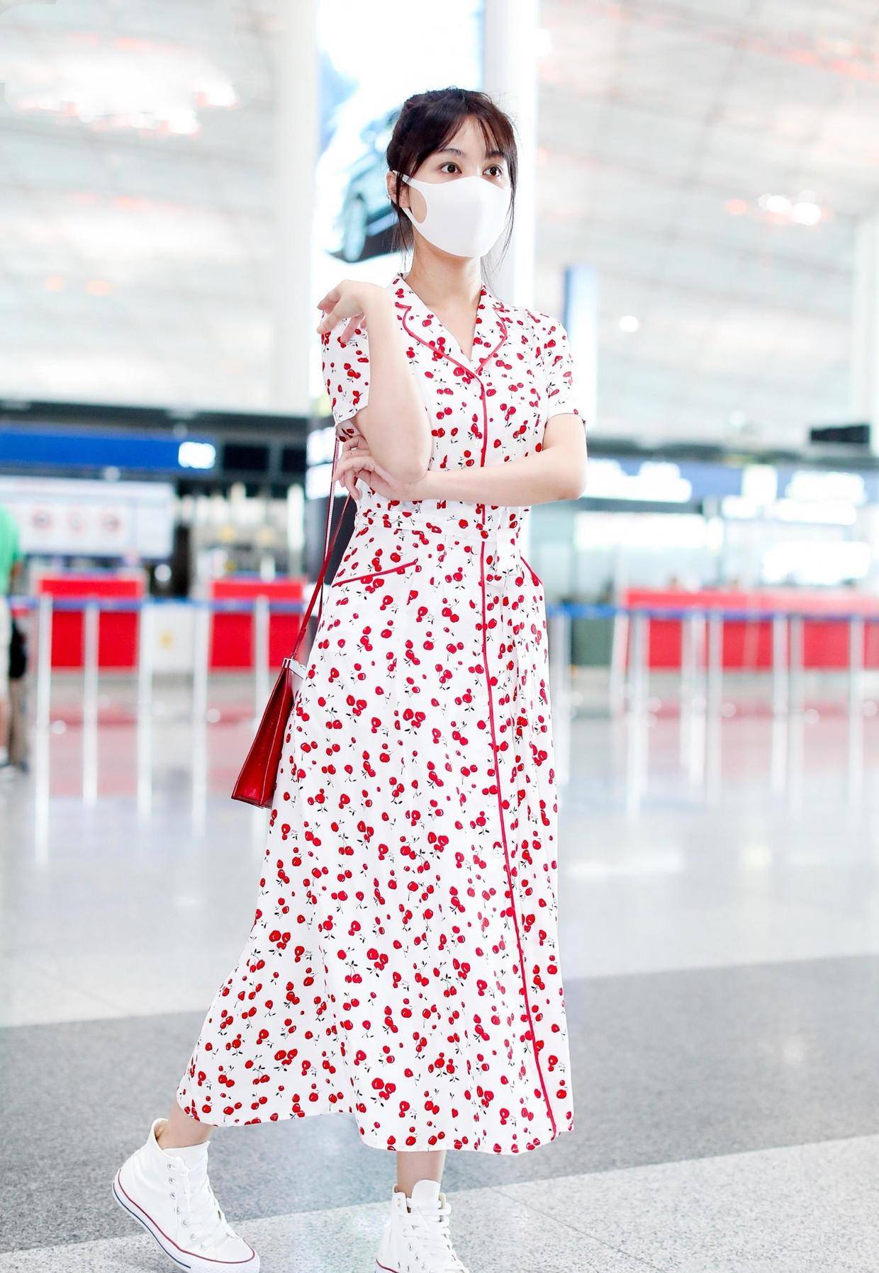 32岁李菲儿真是冻龄女神,穿一件衬衫印花连衣裙减龄时髦,美腻了_裁剪