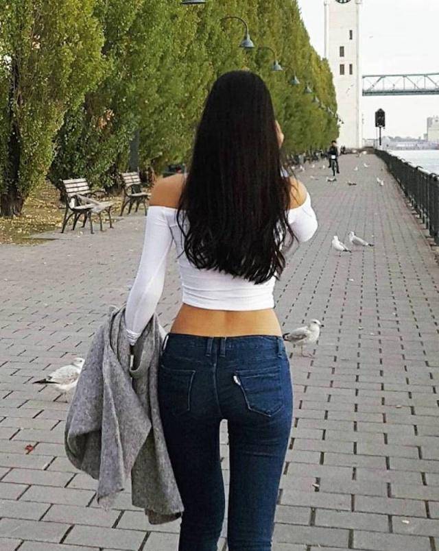 紧身牛仔裤穿出自信魅力美女展现窈窕曲线清新又活泼