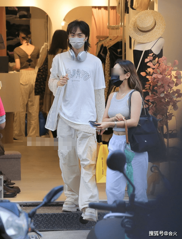 伊能静儿子街边抽烟!与美女共处一间更衣室