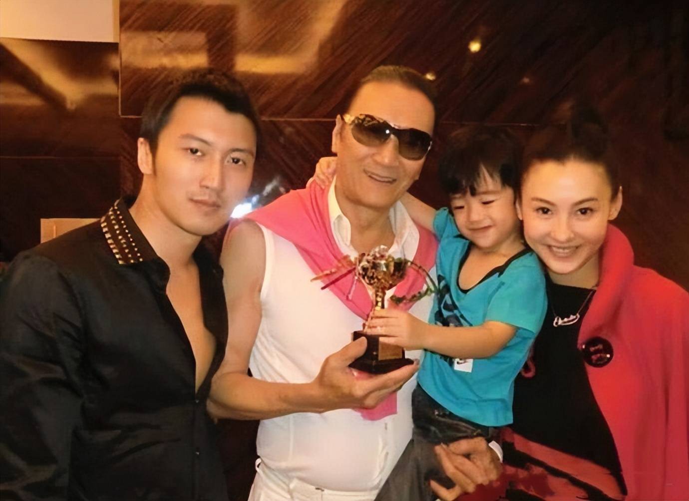 当初,当张柏芝生下谢振南的谢振轩时,被提升为爷爷的谢贤非常高兴,说